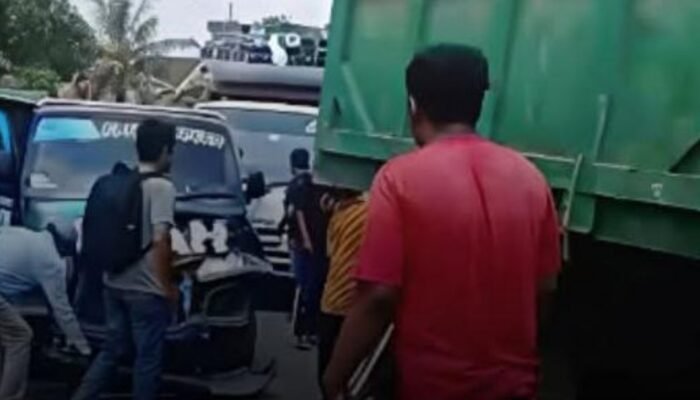 Diduga Rem Blong, Dump Truck di Gresik Hantam Tiga Truk dan Warung Kopi