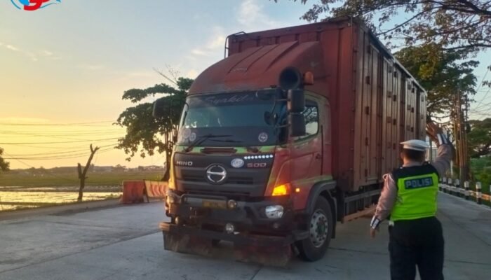 Korlantas Polri Tindak Truk Sumbu 3 yang Nekat Lintasi Jalur Pantura pada Jam Pembatasan