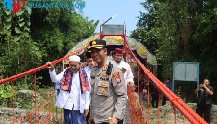Kapolres Sampang Resmikan Jembatan Gantung Presisi Merah Putih di Desa Tanggumong