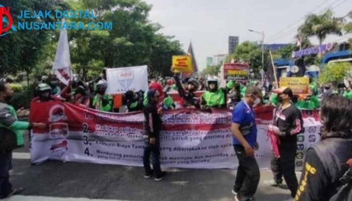 Ratusan Driver Ojol Kepung DPRD Jatim, Desak Pengesahan RUU Transportasi Online
