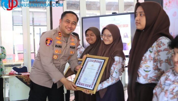 Wujud Kepedulian, Kapolres Gresik dan Ketua Bhayangkari Beri Apresiasi Guru serta Siswa Berprestasi SLB Kemala Bhayangkari 2