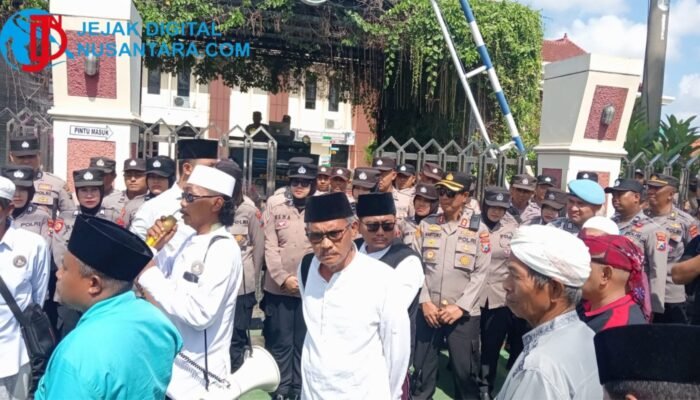 Tuntut Hukuman Maksimal Penganiaya Guru Tugas Ponpes, Massa Ancam Lumpuhkan Sampang