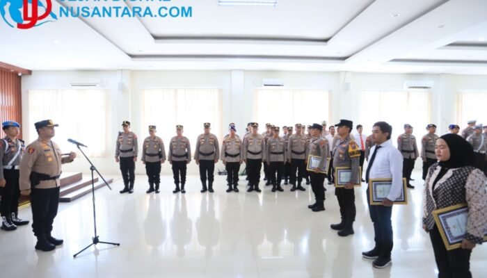 Kapolres Gresik Beri Penghargaan 12 Personel dan 2 Warga: Dorong Budaya Kerja Positif dan Sinergitas
