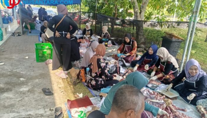 Iduladha 1447 H, Masjid Nurul Iman Taman Dhika Salurkan 1.987 Paket Daging Kurban