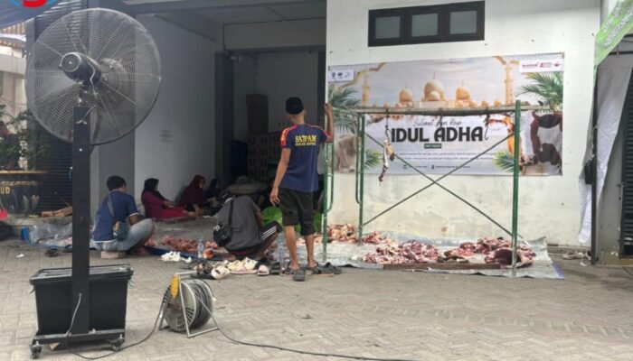 RSUD dr. Mohammad Zyn Sampang Salurkan Daging Kurban untuk Ratusan Karyawan Non-PNS dan Warga Sekitar