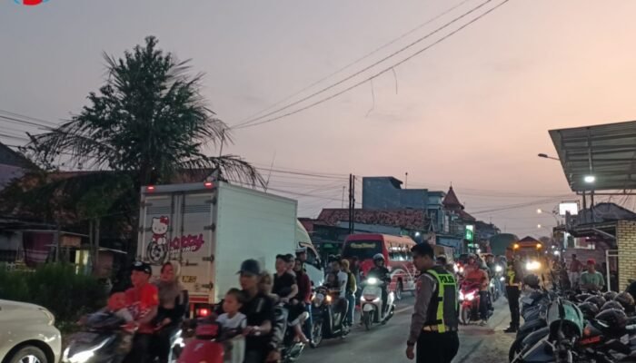 Tradisi Per-Peran Pesisir Pamekasan Macetkan Jalur Protokol, Polisi Turun Tangan Amankan Arus