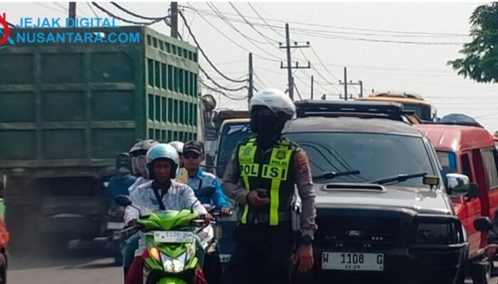 Truk Pasir Patah As di Perlintasan KA Cerme Lor, Satlantas Polres Gresik Terapkan Buka-Tutup Jalur