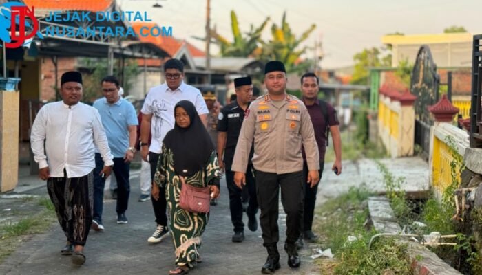 Wakapolda Jatim dan Kapolres Gresik Takziah ke Rumah Duka Adik Ipar Marsinah