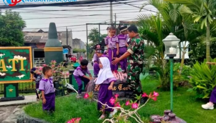 Tanamkan Disiplin Sejak Dini, Babinsa Cerme Ajak Siswa TK Ya Bunayya Belajar Sambil Bermain