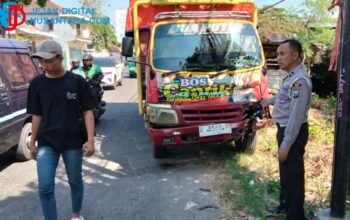 Pemotor Remaja Tabrak Truk di Jalan Raya Boboh Gresik, Polsek Menganti Evakuasi Korban dan Urai Kemacetan