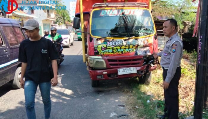 Pemotor Remaja Tabrak Truk di Jalan Raya Boboh Gresik, Polsek Menganti Evakuasi Korban dan Urai Kemacetan