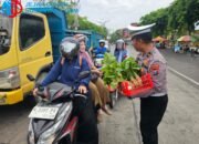 Unik! Satlantas Polres Sampang Edukasi Tertib Lalu Lintas Sambil Bagi-Bagi Sayuran Hasil Kebun P2L