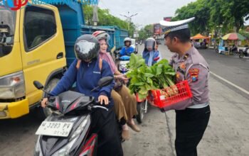 Unik! Satlantas Polres Sampang Edukasi Tertib Lalu Lintas Sambil Bagi-Bagi Sayuran Hasil Kebun P2L