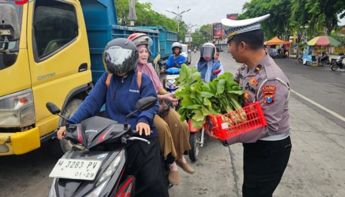 Unik! Satlantas Polres Sampang Edukasi Tertib Lalu Lintas Sambil Bagi-Bagi Sayuran Hasil Kebun P2L