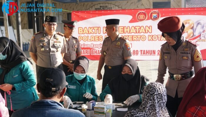 Sambut Hari Bhayangkara Ke-80, Polres Mojokerto Kota Gelar Pemeriksaan Kesehatan dan Bagi Sembako Gratis