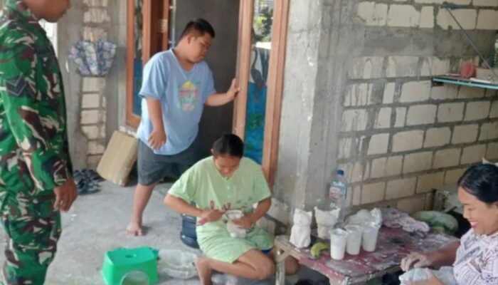 Sokong Ekonomi Kreatif, Babinsa Balongpanggang Dorong Inovasi Celengan Edukatif di Desa Jombangdelik