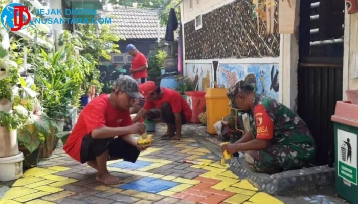 Wujud Nyata Gotong Royong, Babinsa Koramil Kota Gresik Bersama Warga Sulap Kampung Pancasila Sukorame Jadi Estetik