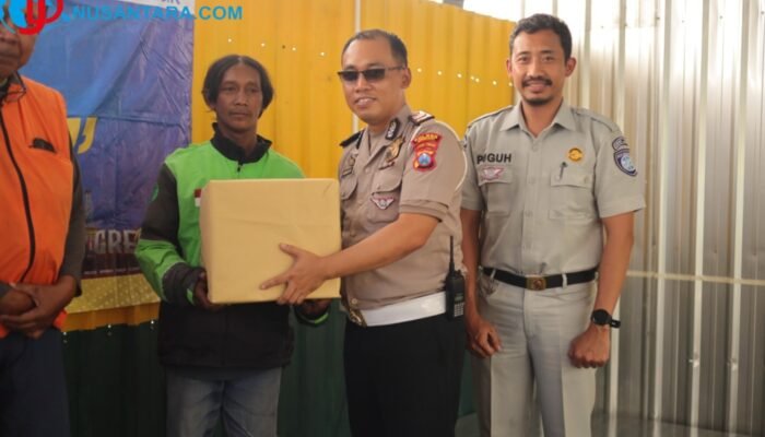Memperingati HUT Bhayangkara ke-80, Satlantas Polres Gresik Gandeng Ojol Kampanyekan Safety Riding dan Kamtibmas
