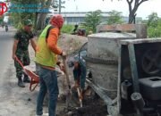 Antisipasi Longsor, Babinsa Koramil Cerme dan Warga Morowudi Gotong Royong Bangun Penahan Jalan