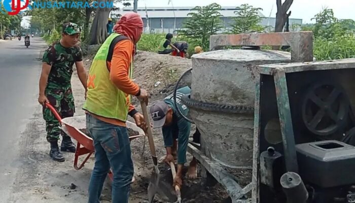 Antisipasi Longsor, Babinsa Koramil Cerme dan Warga Morowudi Gotong Royong Bangun Penahan Jalan