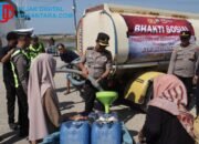 Sambut Hari Bhayangkara ke-80, Polres Sampang Salurkan 60.000 Liter Air Bersih ke Pangarengan