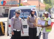 Gandeng Taruna Akpol, Satlantas Polres Gresik Salurkan Bansos untuk Pekerja Jalanan dan Panti Asuhan