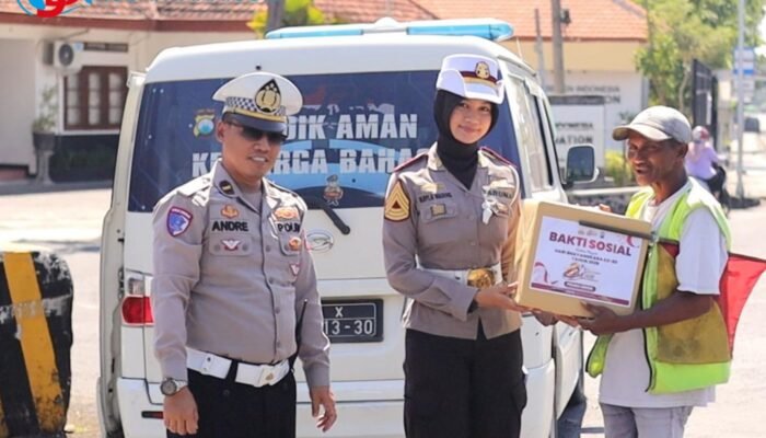 Gandeng Taruna Akpol, Satlantas Polres Gresik Salurkan Bansos untuk Pekerja Jalanan dan Panti Asuhan