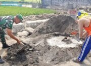 Antisipasi Banjir, Babinsa Cerme dan Warga Desa Pandu Gotong Royong Bangun Saluran Air