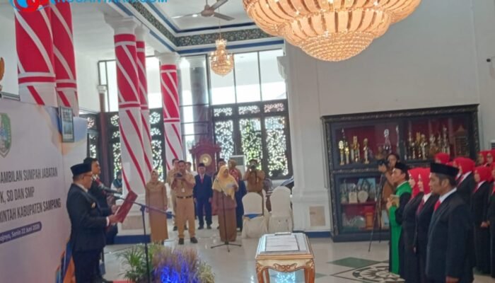 Bupati Sampang Lantik 49 Kepala Sekolah, Tekankan Disiplin dan Transparansi Dana BOS