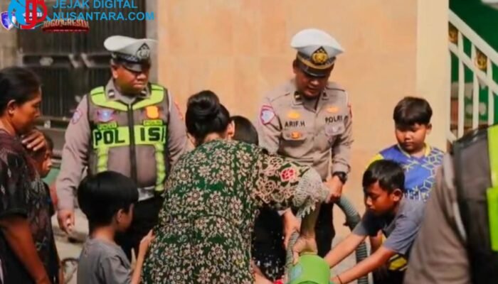 Sambut Hari Bhayangkara ke-80, Satlantas Polres Gresik Pasok Air Bersih ke Desa Pandanan
