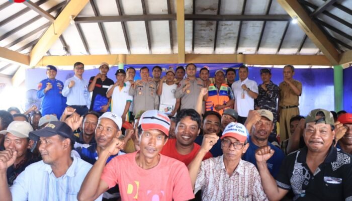 Dengar Keluhan Nelayan Soal Reklamasi hingga Trawl, Polres Gresik Gelar Program Jangkar dan Salurkan Bantuan Keselamatan