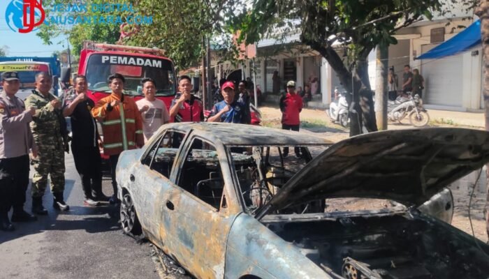 Diduga Korsleting Listrik, Sedan Timor Hangus Terbakar di Depan Pasar Keppo Pamekasan