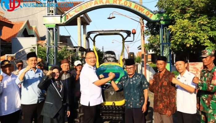Dukung Modernisasi, Pemkab Gresik Salurkan Bantuan Alsintan Kementan RI ke Petani