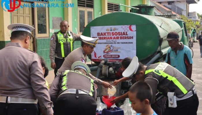 Sambut HUT Bhayangkara ke-80, Satlantas Polres Gresik Pasok Air Bersih ke Duduk Sampeyan