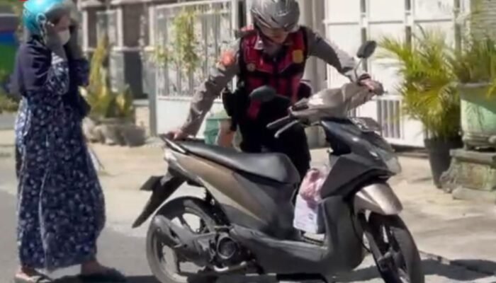 Aksi Simpatik Anggota Polres Sampang Bantu Dorong Motor Warga yang Mogok di Jalan