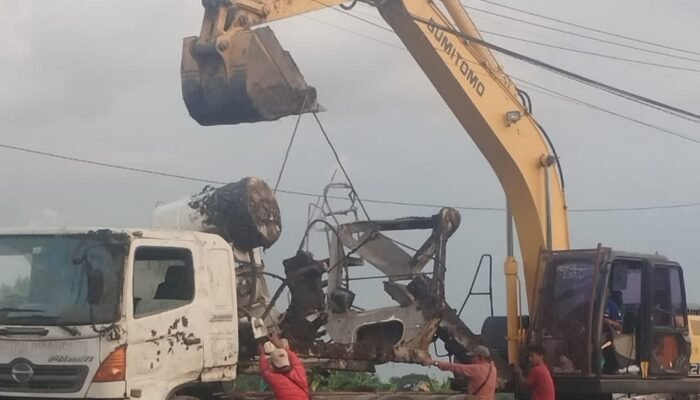 Proyek Jalan Rp4,8 Miliar di Pasuruan Disorot, LSM dan Warga Tuntut Transparansi Pasca-Insiden Truk Molen