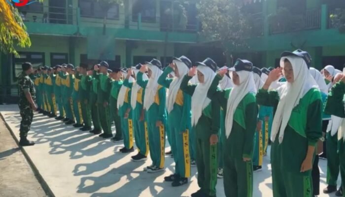 Tanamkan Nasionalisme Sejak Dini, Babinsa Balongpanggang Gembleng Kedisiplinan Siswa MTs HU lewat PBB