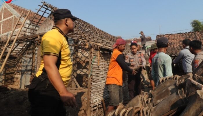 HUT Bhayangkara ke-80: Polres Nganjuk dan PWI Bersinergi Bedah Rumah Warga Tak Layak Huni di Bagor
