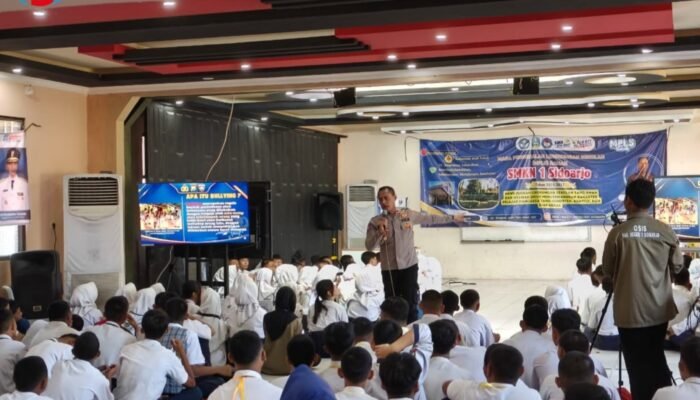 Cegah Kenakalan Remaja dan Bullying, Polresta Sidoarjo Edukasi Siswa Baru SMKN 1 Sidoarjo