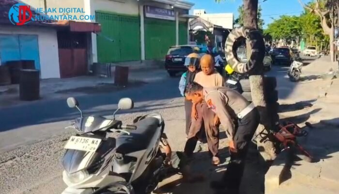 Aksi Tanggap Kanit Gakkum Satlantas Polres Sampang Bantu Siswi yang Mengalami Ban Meletus Saat Berangkat Sekolah