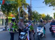 Berbagi Berkah Sekaligus Edukasi Lalu Lintas, Satlantas Polres Sampang Bagikan Sayur Segar P2L ke Pengendara