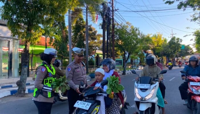 Berbagi Berkah Sekaligus Edukasi Lalu Lintas, Satlantas Polres Sampang Bagikan Sayur Segar P2L ke Pengendara