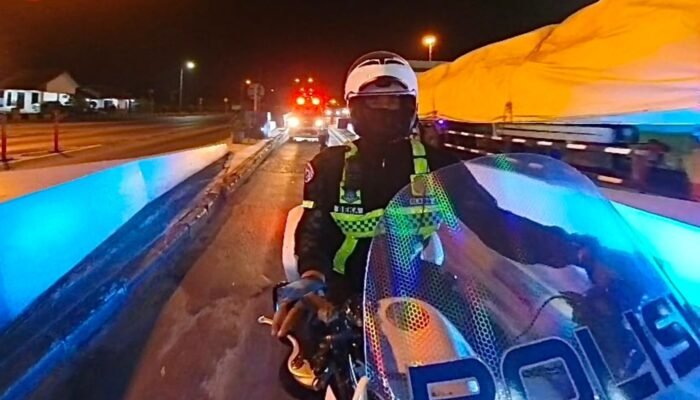 Bawa Pasien Darurat Asal Bawean, Satlantas Polres Gresik Kawal Ambulans ke RSUD Ibnu Sina