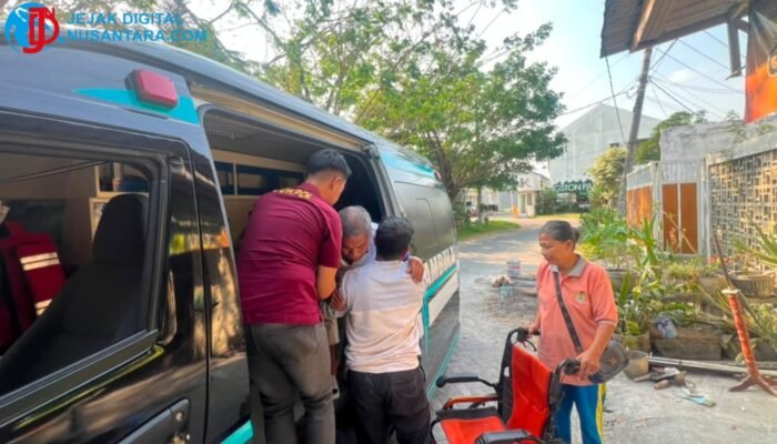 Bantu Warga Pasca-Oktom Medis, Polres Gresik Sediakan Layanan Ambulans Gratis antar Rumah