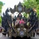 Resmi Pimpin Polres Sampang, AKBP Anang Hardiyanto Disambut Tradisi Pedang Pora dan Kesenian Lokal