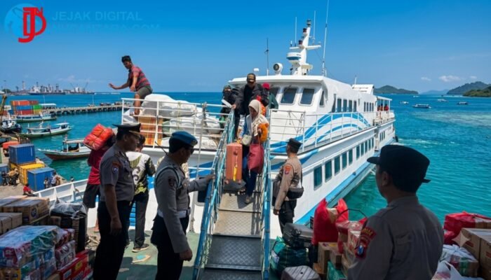 Enam Hari Tertahan Cuaca Buruk, 247 Penumpang dari Bawean Tiba di Pelabuhan Gresik