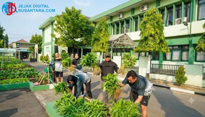 Panen Kebersamaan di Makorem, Danrem Bhaskara Jaya Buktikan Lahan Sempit Mampu Dukung Kemandirian Pangan