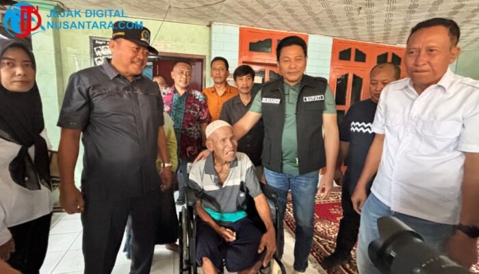 Bupati Subandi Serahkan Bantuan Kursi Roda dan Bedah Rumah Warga Kurang Mampu di Prambon