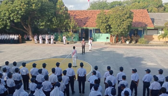 Tingkatkan Kesadaran Lalu Lintas Pelajar, Satlantas Polres Sampang Gelar ‘Police Goes to School’ di SMPN 2
