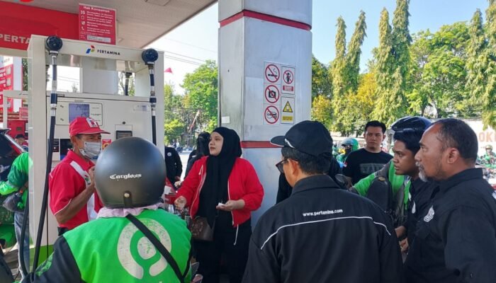 ​Sasar Konsumen Energi Produktif, YALPK Sidoarjo Salurkan BBM Gratis untuk Pengemudi Ojol di Candi